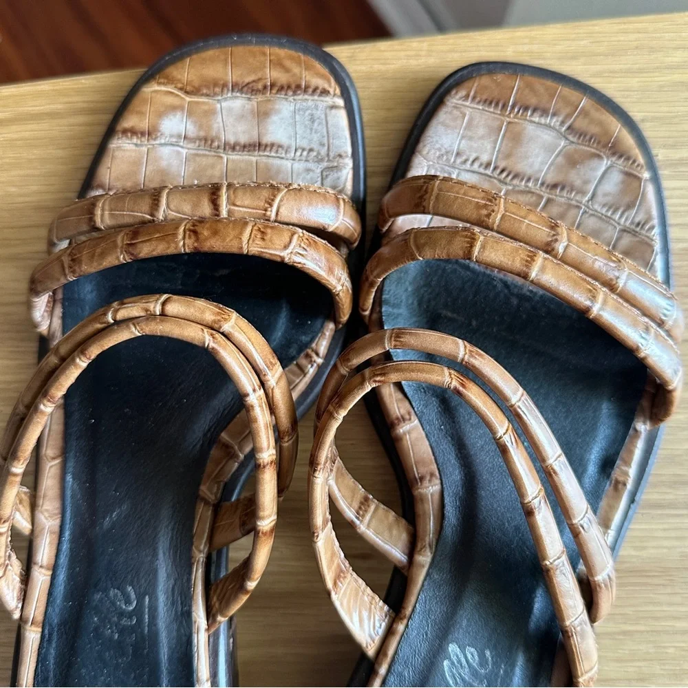 L’INTERVALLE Leather Sandals